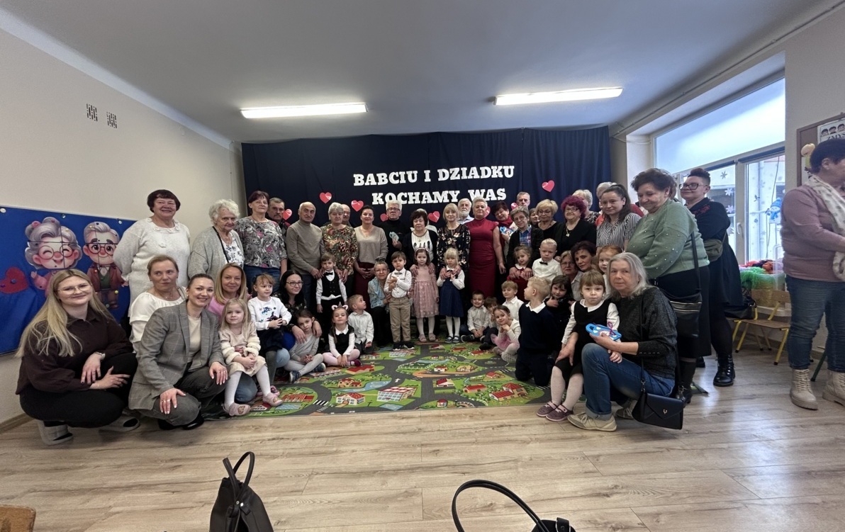 Zdjęcie do Uroczystość Dnia Babci i Dziadka w grupie &bdquo;Malinki&rdquo;