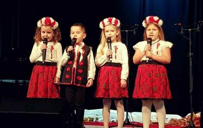 Zdjęcie do Udział dzieci z oddziału ''Biedronki'' w konkursie wokalnym piosenki i pieśni patriotycznej ''Polskie Drogi''.