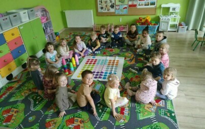 Zdjęcie do Oddział ''Motyli'' - aktywności z wiatrakiem matematycznym i matą do kodowania.