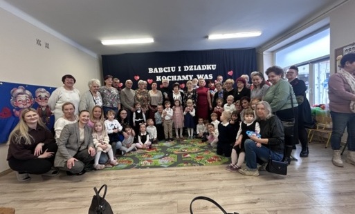 Zdjęcie do Uroczystość Dnia Babci i Dziadka w grupie &bdquo;Malinki&rdquo;