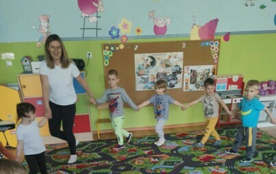 Zdjęcie do Lekcja języka angielskiego w oddziale ''Krasnali''.